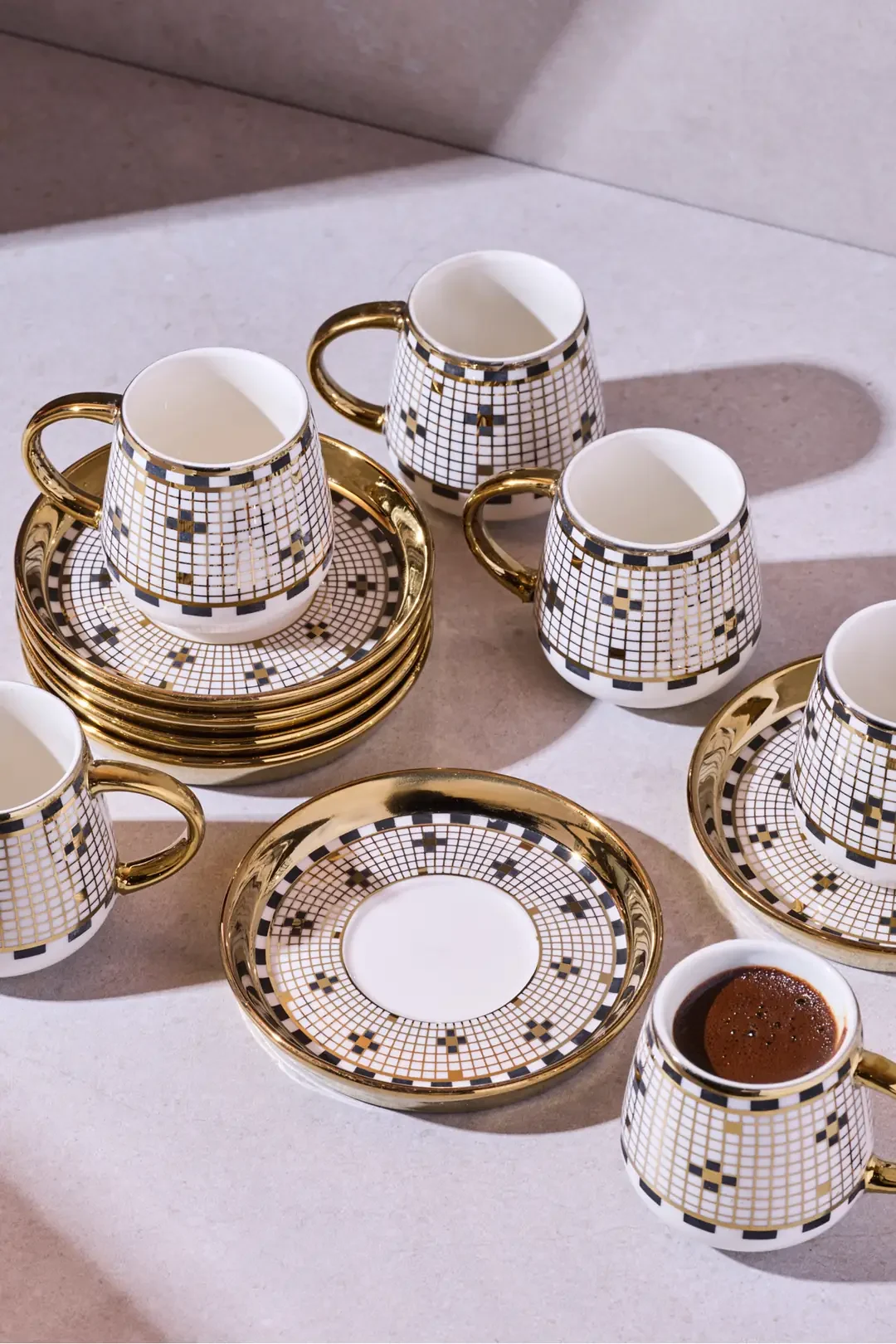 Cihangir 6 Kişilik Porselen Mozaik Desenli Gold Kahve Fincanı Takımı · 3. fotoğraf